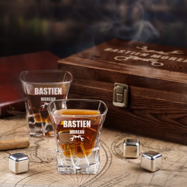 Pierres à whisky avec 2 verres gravés dans une boîte personnalisée pour l'anniversaire d'un ami
