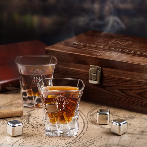 Pierres à whisky avec 2 verres gravés dans une boîte personnalisée pour un homme pour une promotion de travail