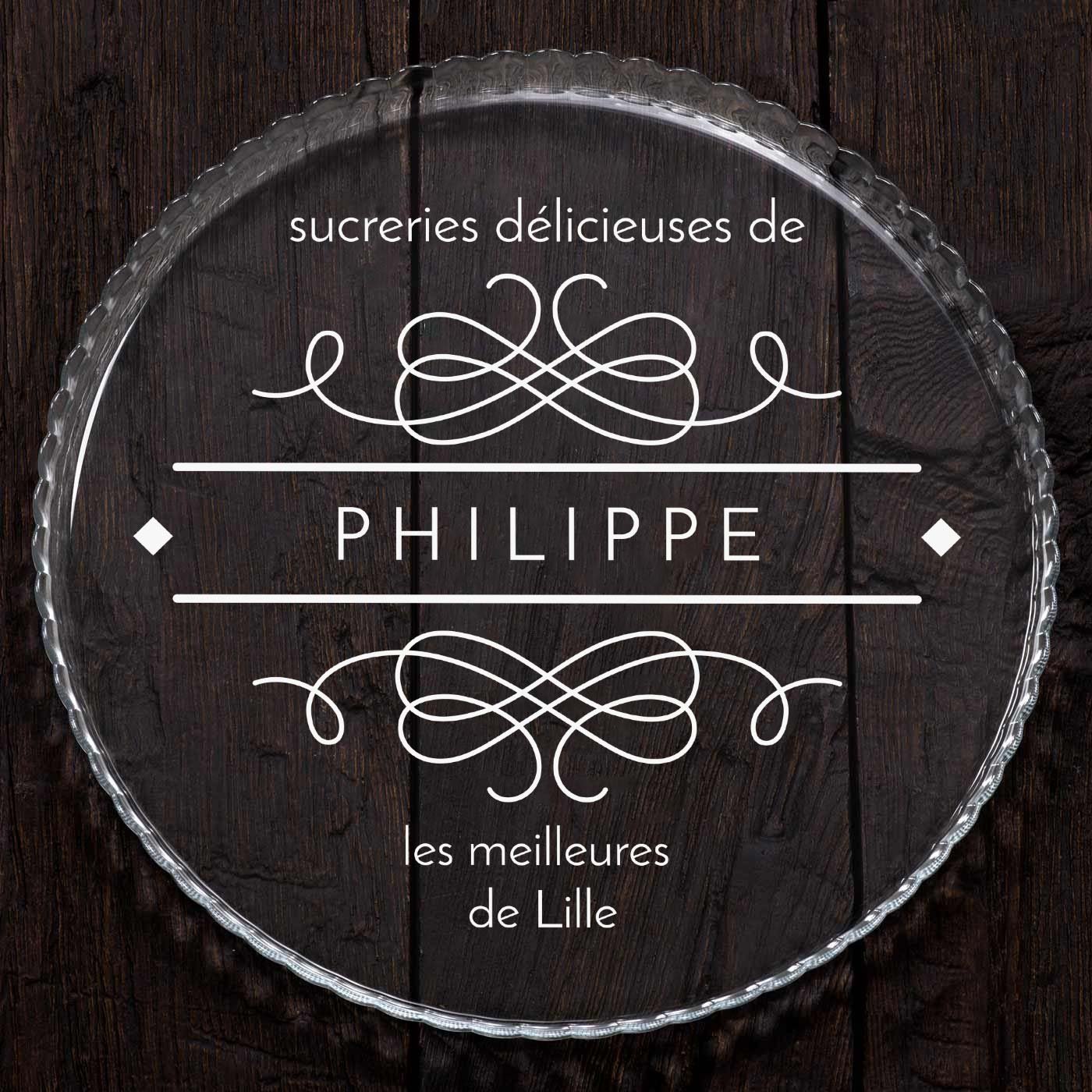 Présentoir à gâteau en verre personnalisé pour l'anniversaire d'un passionné de pâtisserie 