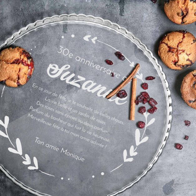 Présentoir à gâteau en verre personnalisé pour une amie pour son 30e anniversaire