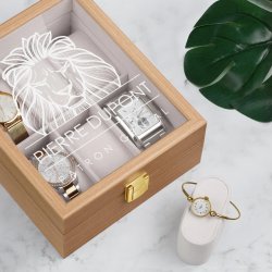 Boîte à montres en bois clair personnalisée pour l'anniversaire d'un patron