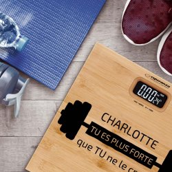 Pèse-personne en bambou avec impression pour l'anniversaire d'une femme fitness