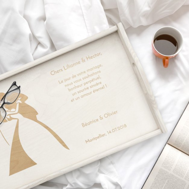 Plateau de lit pliable en bois avec gravure pour le marié et pour la mariée