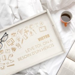 Plateau de lit pliable en bois avec gravure pour l'anniversaire d'un garçon