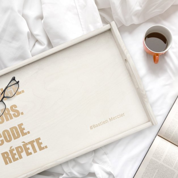 Plateau de lit pliable en bois avec gravure pour l'anniversaire d'un copain