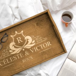 Plateau de lit en bois personnalisé pour des amis pour une crémaillère