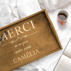 Plateau de lit en bois avec gravure pour une femme pour la Saint-Valentin