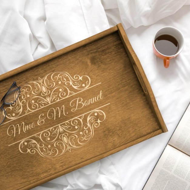Plateau de lit en bois avec gravure pour un couple pour l'anniversaire de mariage