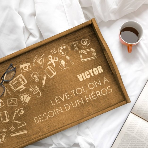 Plateau de lit en bois avec gravure pour l'anniversaire d'un jeune homme