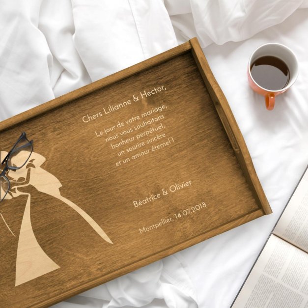 Plateau de lit en bois avec gravure pour le marié et pour la mariée