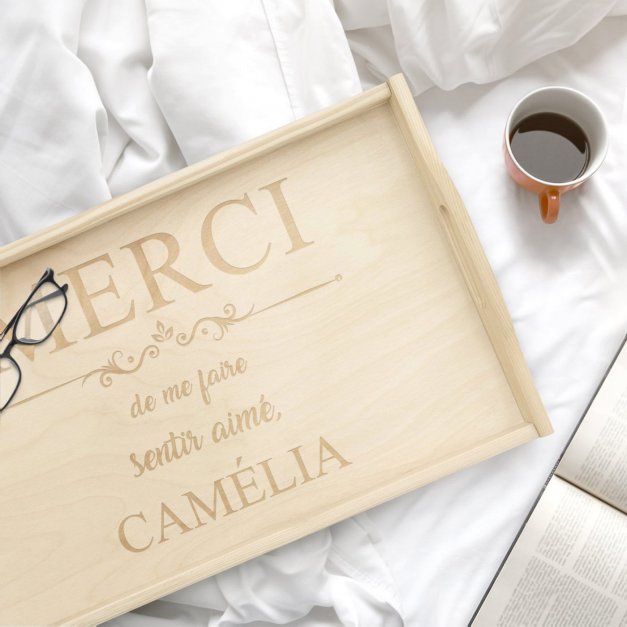 Plateau de lit en bois naturel avec gravure pour une femme pour l'anniversaire de mariage