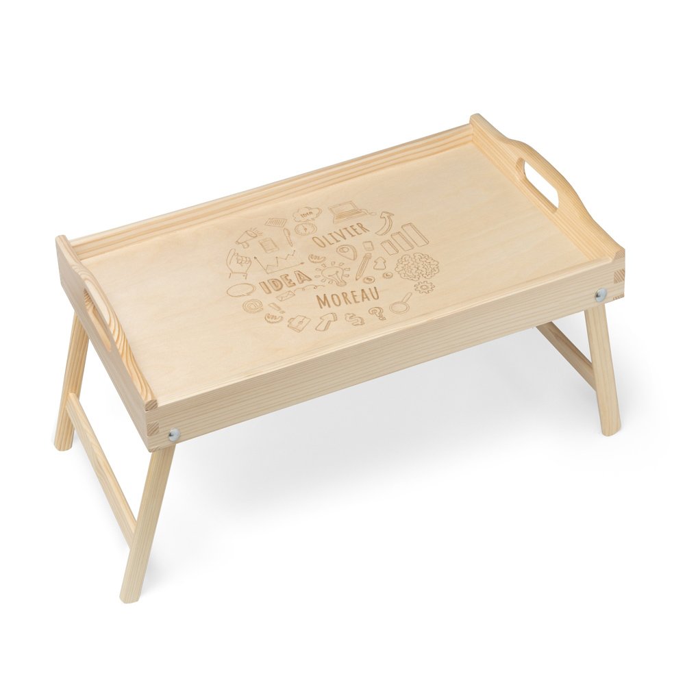 Plateau de lit en bois naturel avec gravure pour l'anniversaire d'un garçon