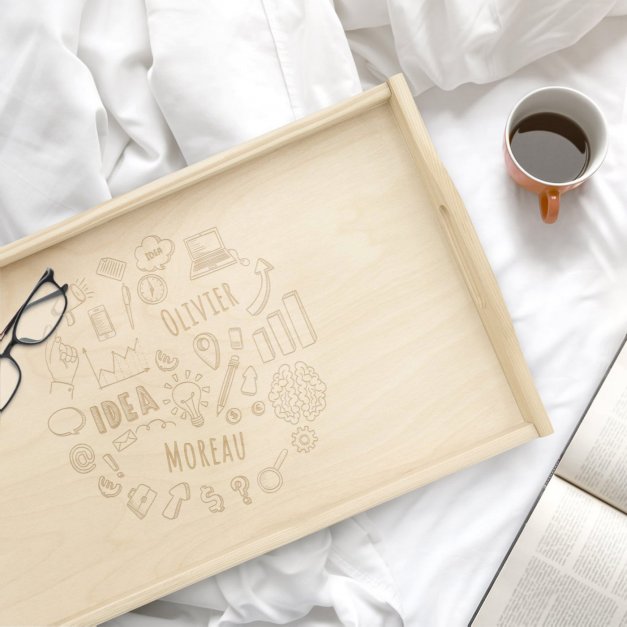 Plateau de lit en bois naturel avec gravure pour l'anniversaire d'un garçon