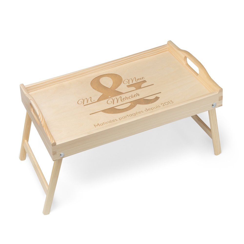 Plateau de lit en bois naturel personnalisé pour des amis pour l'anniversaire de mariage