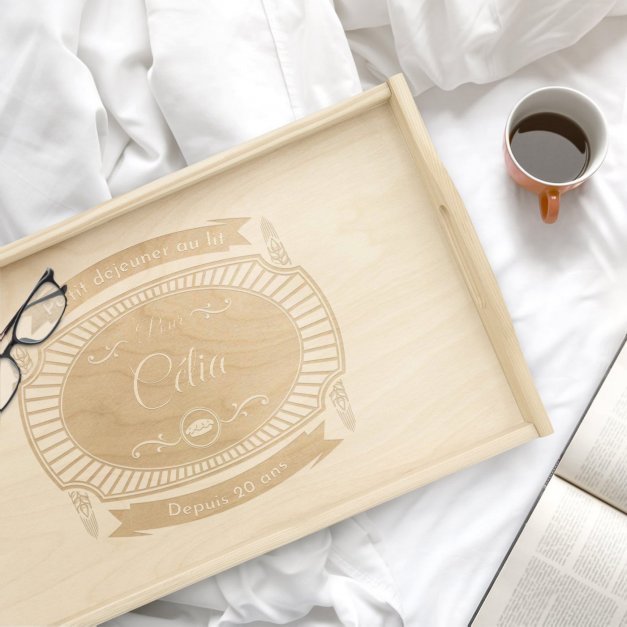 Plateau de lit en bois naturel avec gravure pour une femme pour 20 ans de mariage