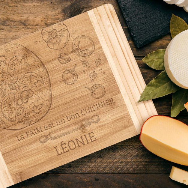Planche à découper en bois de bambou avec gravure pour l'anniversaire d'une amie