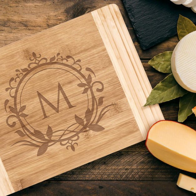 Planche à découper en bois de bambou personnalisée pour l'anniversaire d'un proche