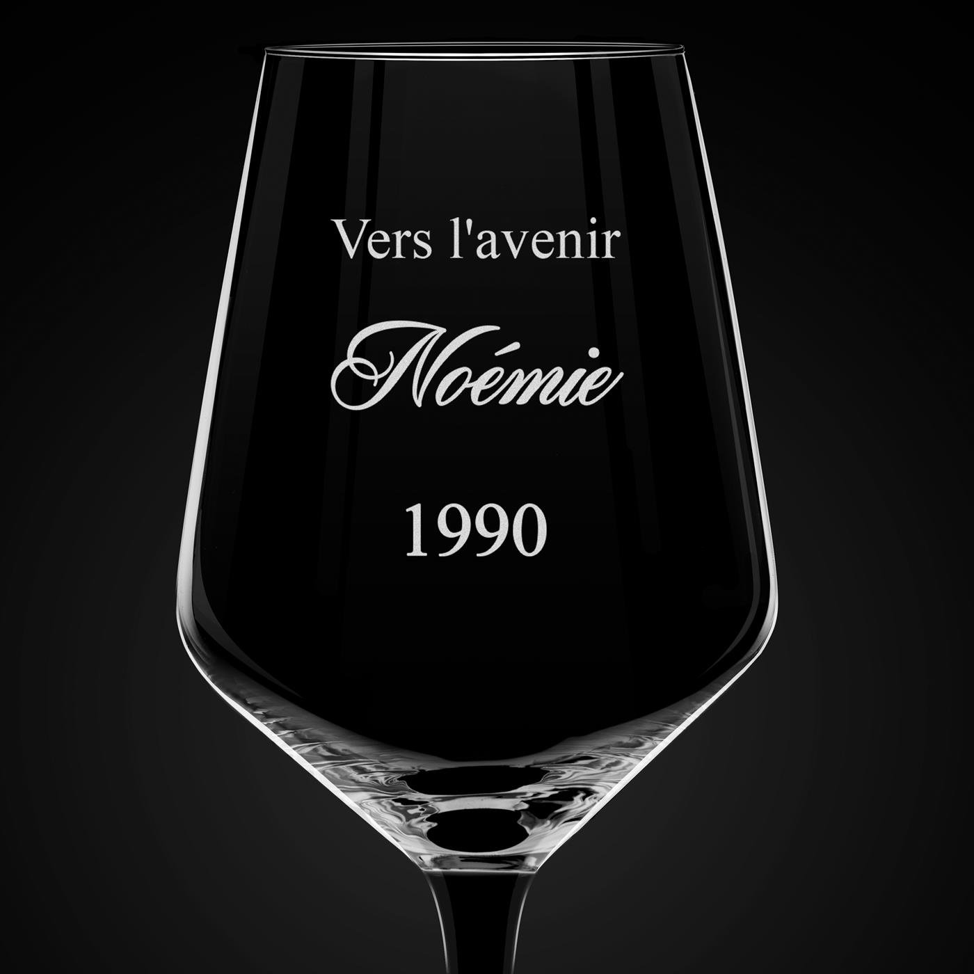 Verre à vin à pied noir avec gravure pour l'anniversaire d'une amie
