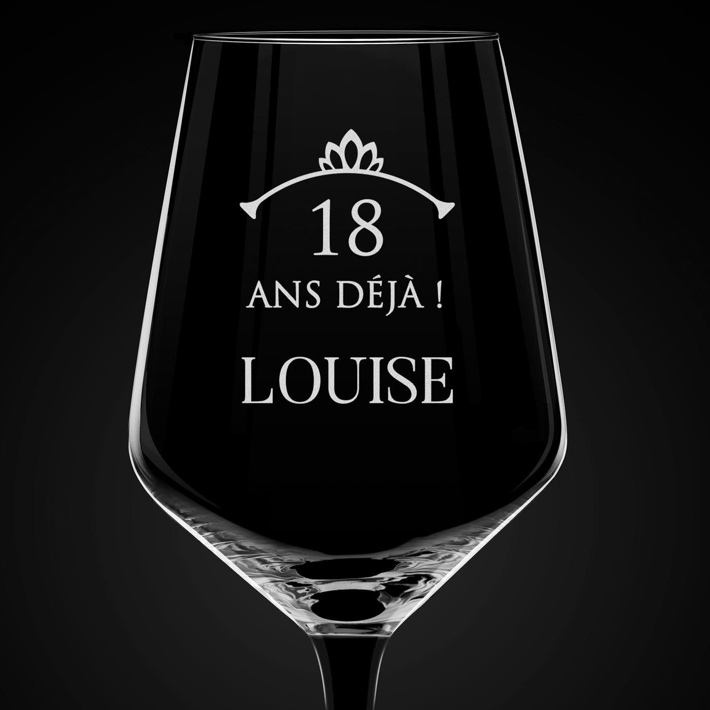 Verre à vin à pied noir avec gravure pour une jeune fille pour ses 18 ans