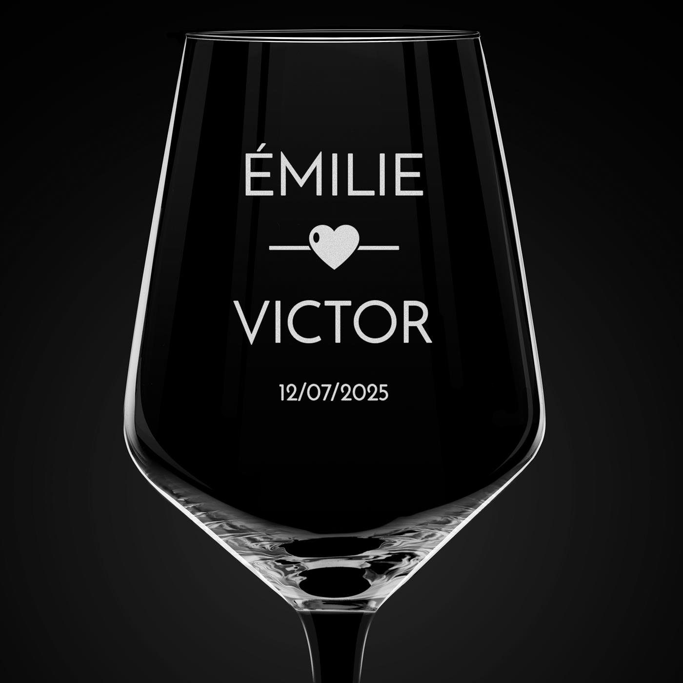 Verre à vin à pied noir avec gravure pour mariage