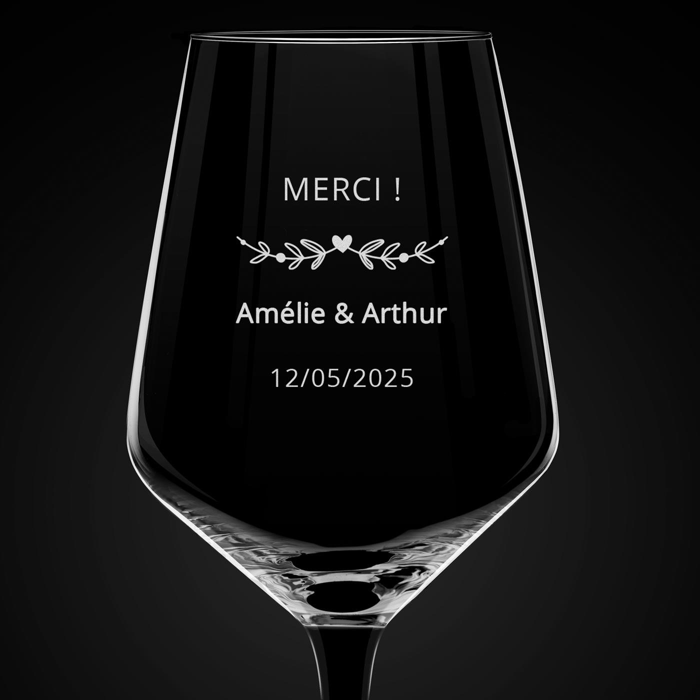 Verre à vin à pied noir avec gravure pour remerciement de mariage