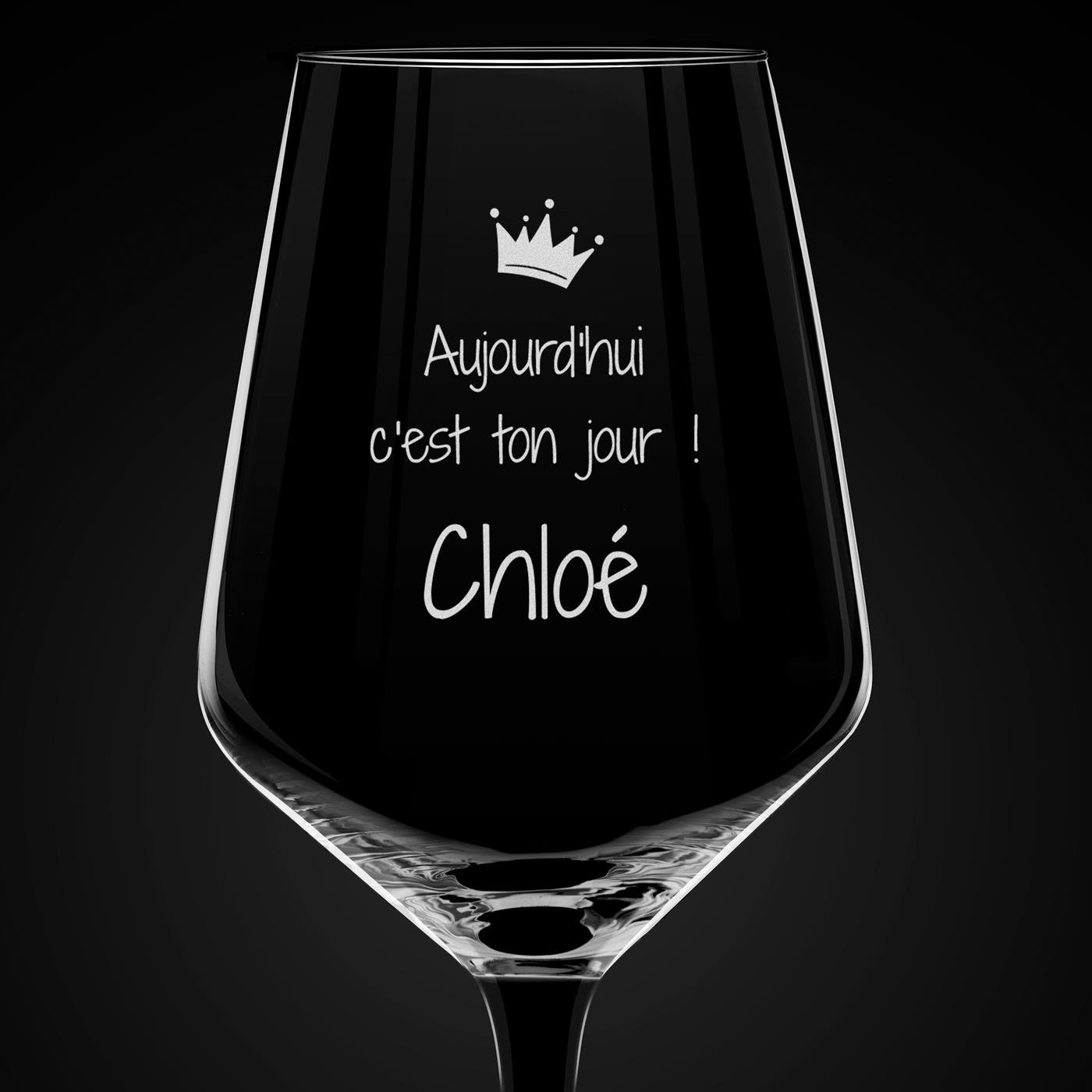 Verre à vin à pied noir avec gravure pour l'anniversaire d'une copine