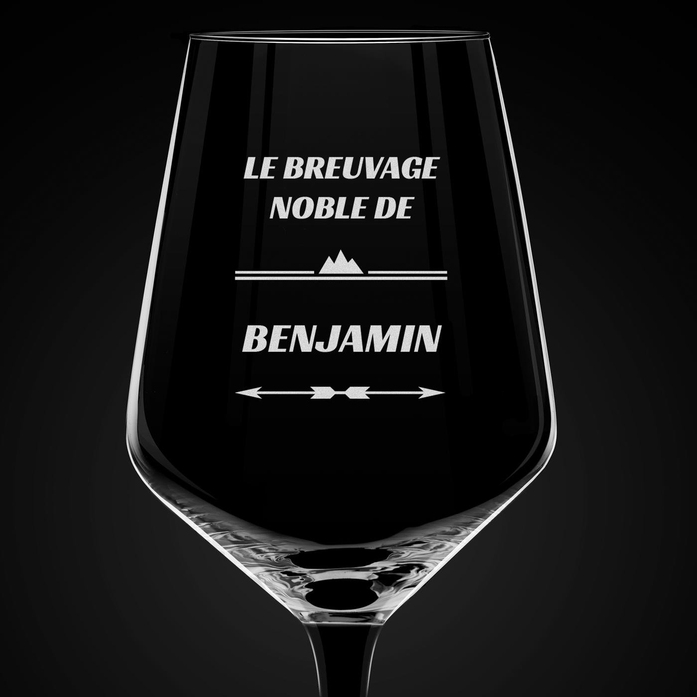 Verre à vin à pied noir avec gravure pour l'anniversaire d'un ami