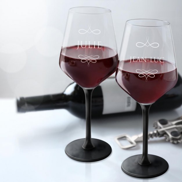 2 verres à vin à pied noir avec gravure pour des jeunes mariés