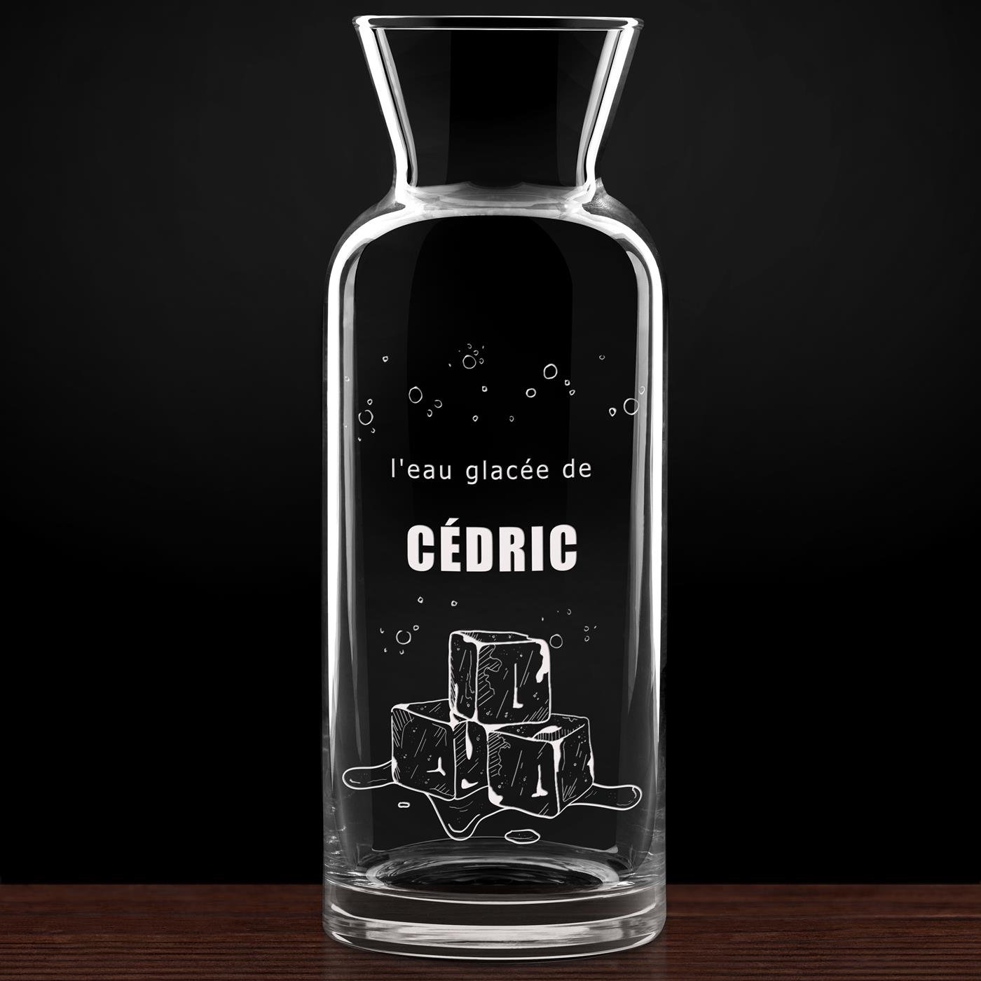 Carafe à eau en verre avec gravure pour l'anniversaire d'un copain