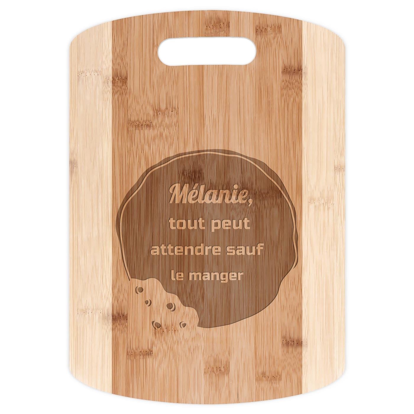 Planche à découper en bambou avec personnalisation pour l'anniversaire d'une amie