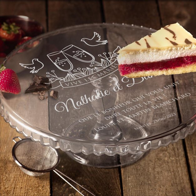 Présentoir à gâteau sur pied en verre avec gravure pour les mariés