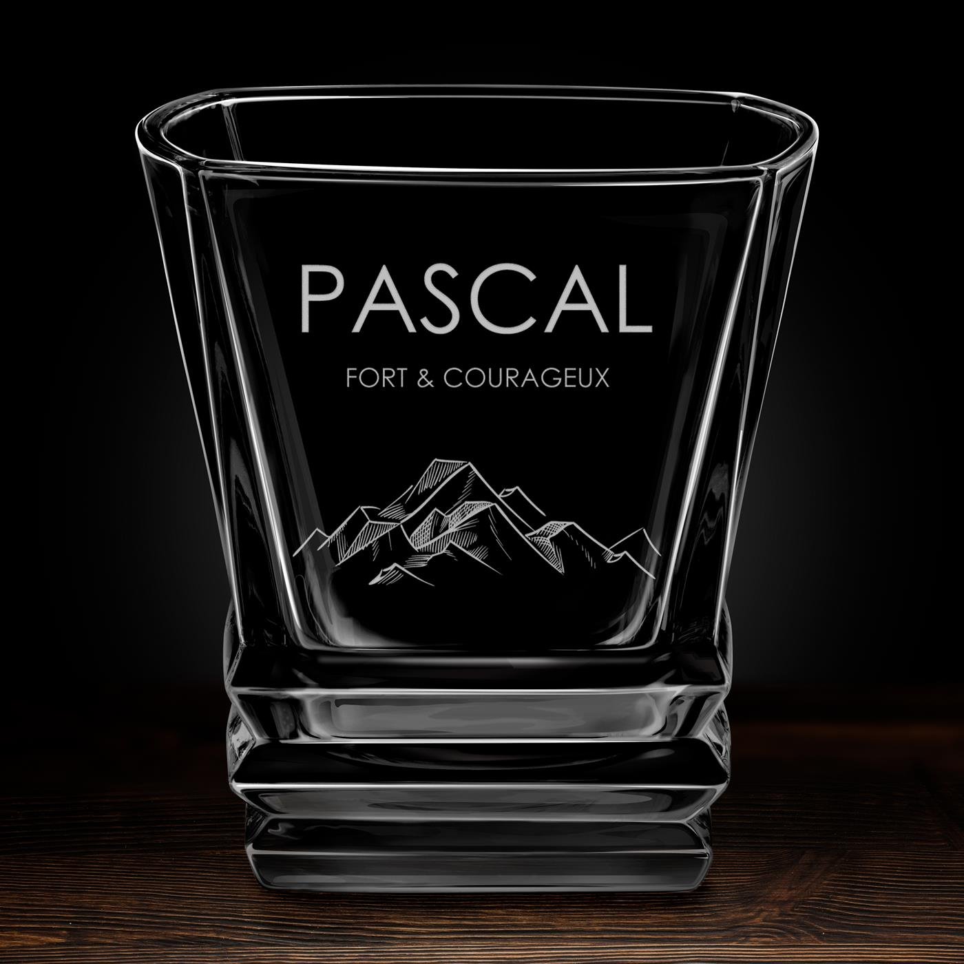 Verre à whisky Geometric avec gravure pour un voyageur passionné de montagnes