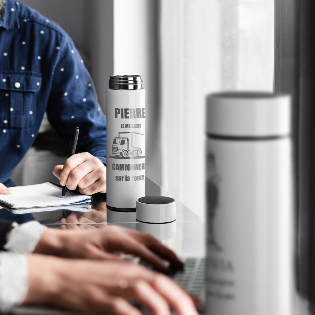 Bouteille isotherme blanche personnalisée avec un affichage LED pour un camionneur