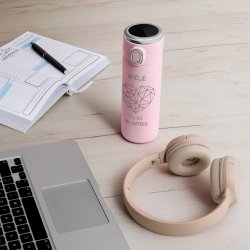 Mug de voyage rose avec gravure avec un affichage LED pour une femme pour l'anniversaire de mariage