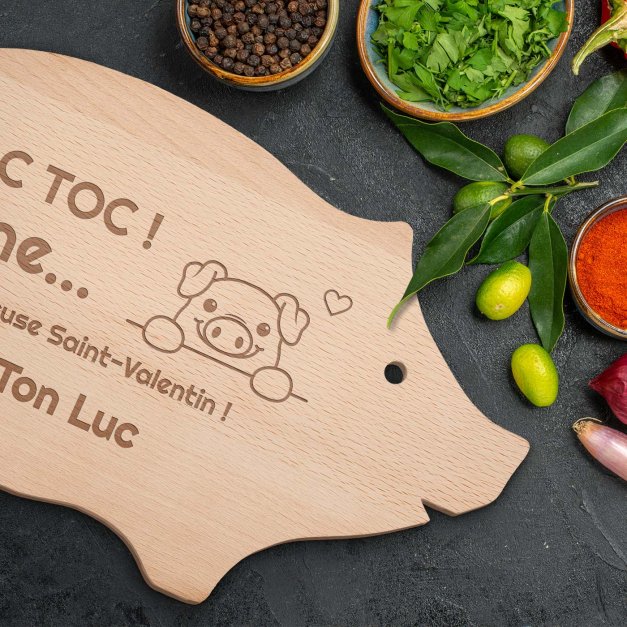 Planche à découper en forme de cochon avec gravure pour une amie pour la Saint-Valentin