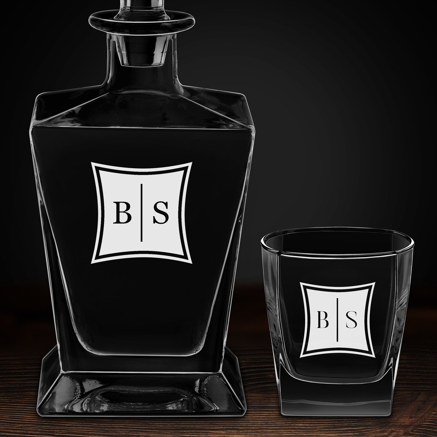 Carafe à whisky Pyramid et 2 verres gravés avec des initiales pour des amoureux