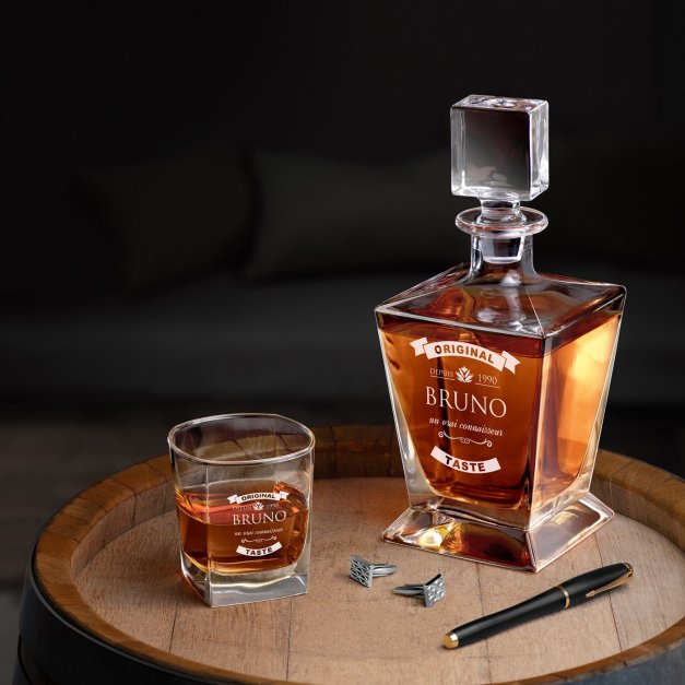 Carafe à whisky Pyramid et 4 verres avec gravure pour un vrai connaisseur