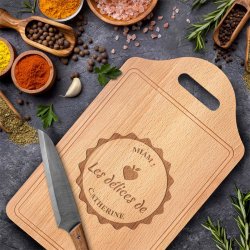 Planche en bois à découper personnalisée pour l'anniversaire d'une amie