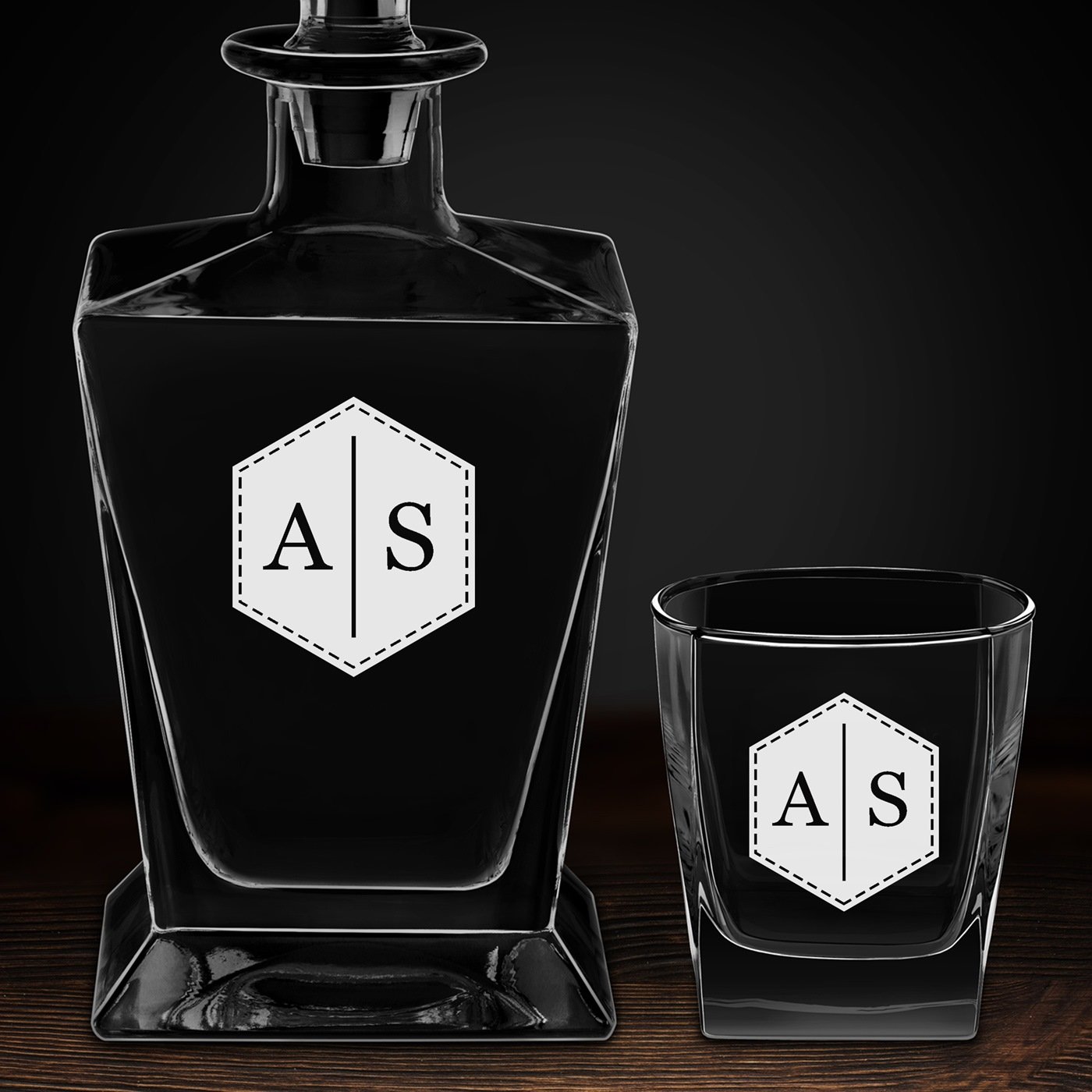 Carafe à whisky Pyramid et 4 verres avec gravure pour couple avec initiales