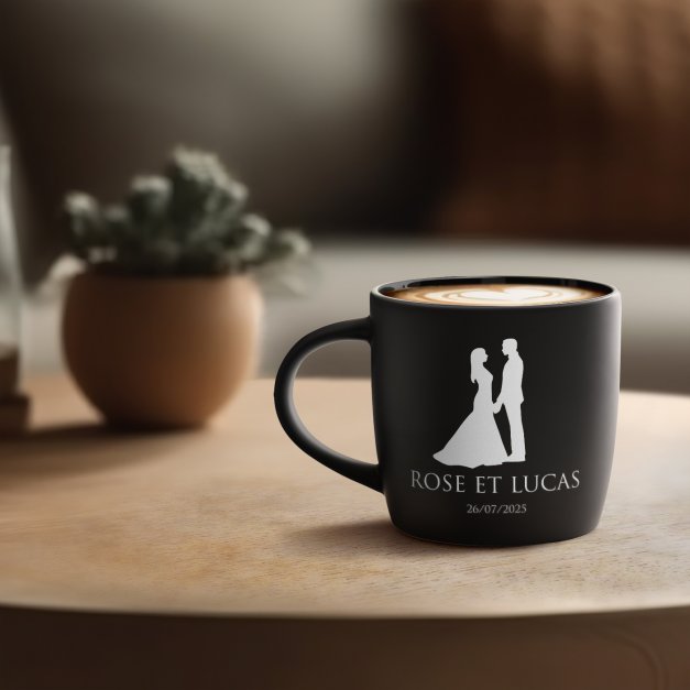 Tasse noire en céramique avec gravure pour couple elle et lui mariage