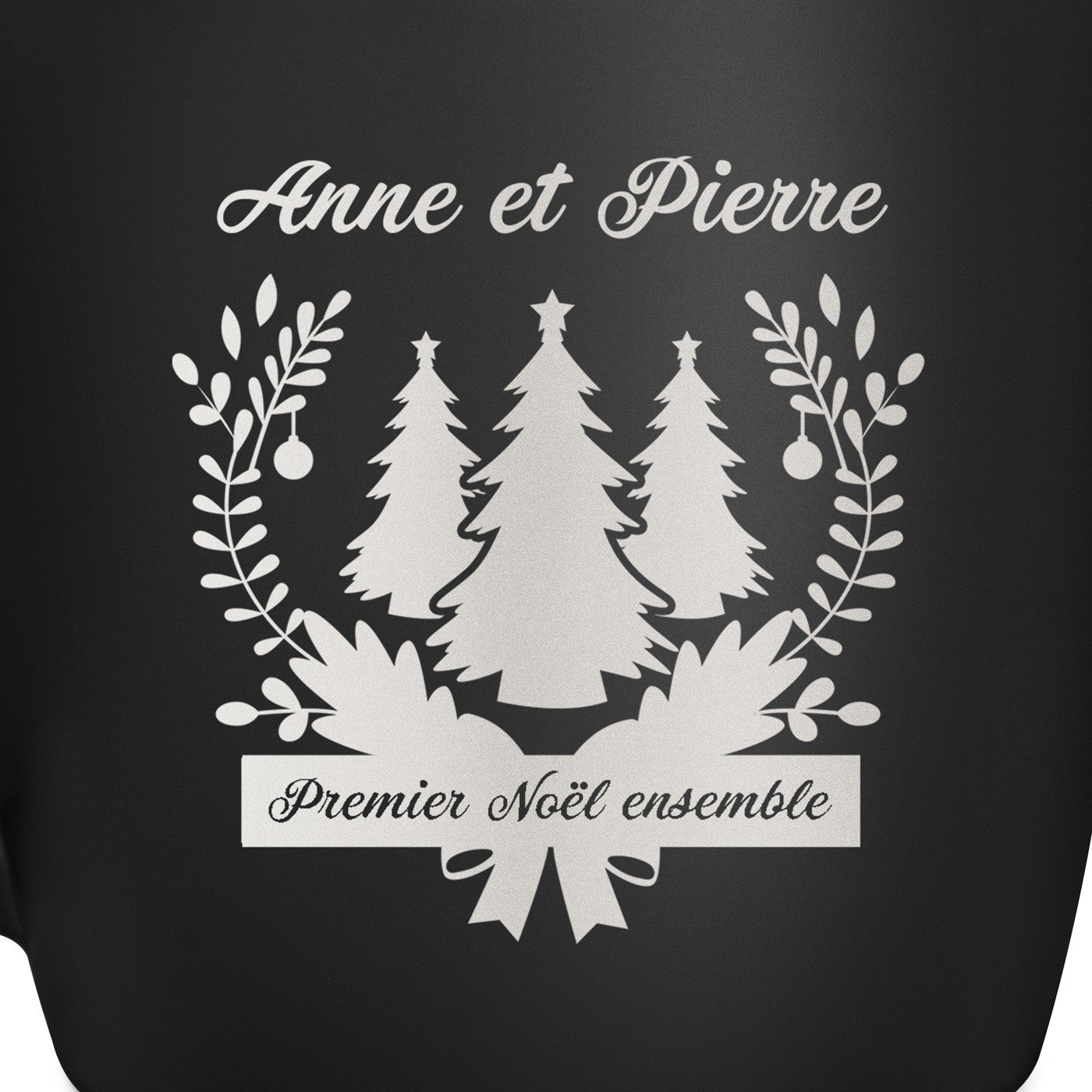 Tasse noire en céramique avec gravure pour couple premier noel