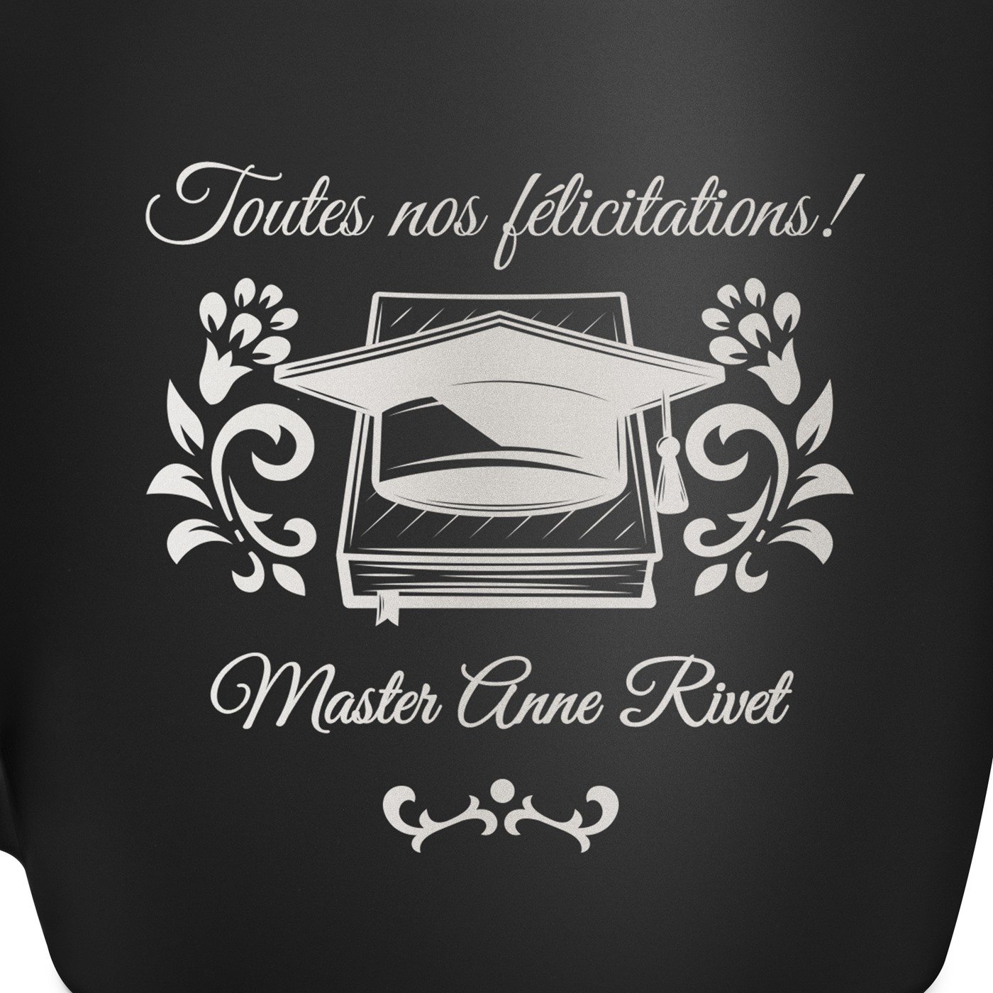 Tasse noire en céramique avec gravure pour elle diplomee master