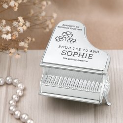 Coffret à bijoux en forme de piano personnalisé pour les 10 ans d'une petite-fille