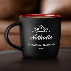 Tasse noire fond rouge en céramique avec personnalisation pour femme collègue promotion travail