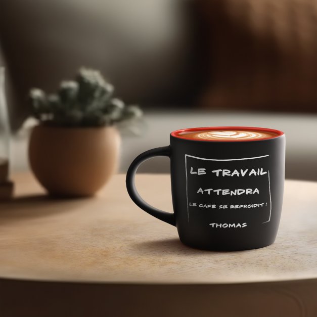 Tasse noire fond rouge en céramique avec personnalisation pour collègue travail promotion