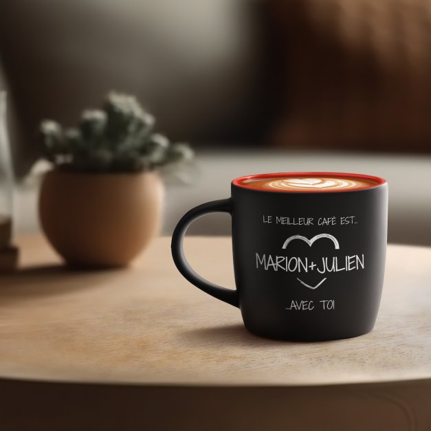 Tasse noire fond rouge en céramique avec personnalisation pour couple mariage st valentin