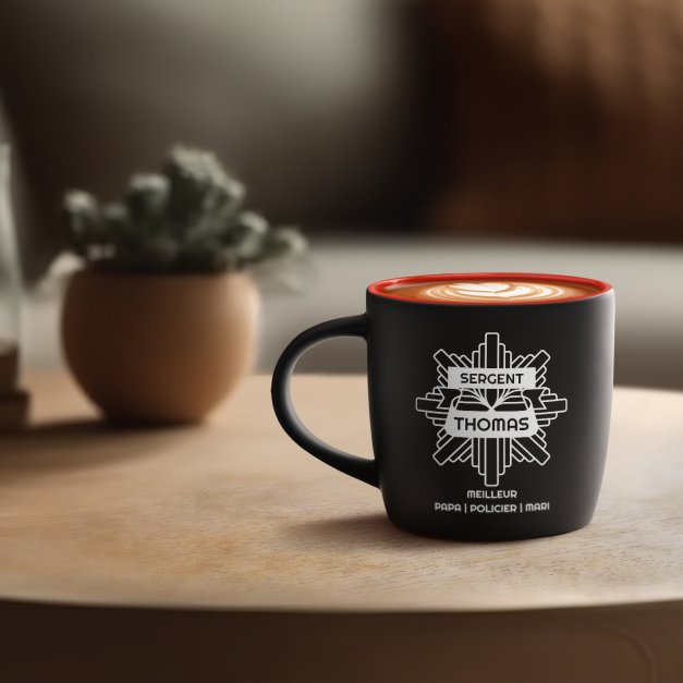 Tasse noire fond rouge en céramique avec personnalisation pour policier père mari