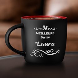 Tasse noire fond rouge en céramique avec personnalisation pour soeur anniversaire