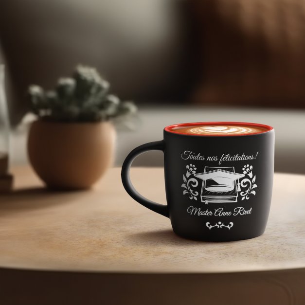 Tasse noire fond rouge en céramique avec personnalisation pour lui diplomé master