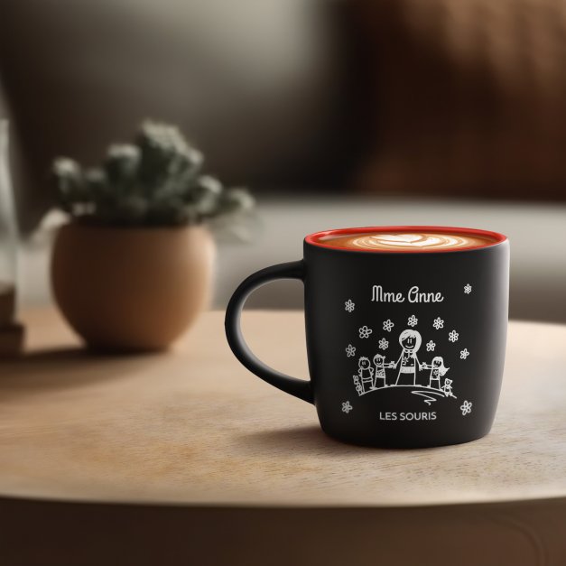 Tasse noire fond rouge en céramique avec personnalisation pour enseignante maternelle